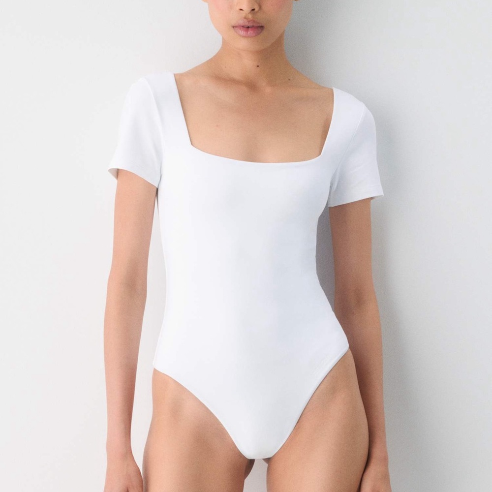 Aritzia Babaton Original Contour Squareneck Bodysuit in White Size S